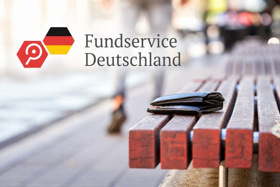 Symbolbild Fundservice Deutschland Schriftzug Fundservice Deutschland. Im Bild liegt ein liegengelassener Geldbeutel auf einer Bank, im Hintergrund läuft eine Person weg.