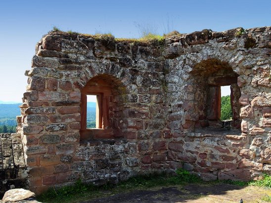 Bild einer Burgruine. Zu sehen ist der gemauerte Teil eines Burgzimmers mit schmalen Fenstern