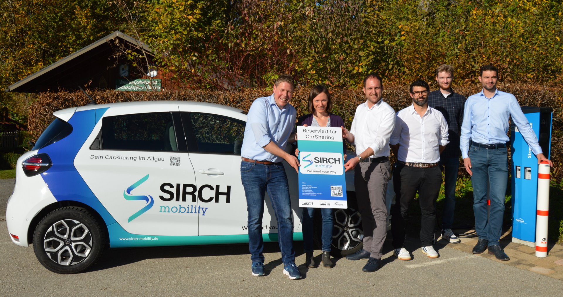 Das Bild zeigt: Bürgermeister Joachim Konrad, Frau Dr. Petra Hausmann (eza), Autohaus SIRCH Geschäftsführung Tobias Sirch und Emanuel Sanna sowie Pascal Gruber und Florian Fischer (AÜW)